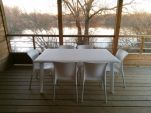 une terrasse orientée vers plan d'eau
